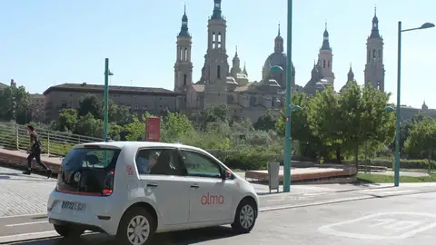 Uno de los coches eléctricos de Alma Mobility en su primer trayecto por Zaragoza Coche eléctrico en Zaragoza