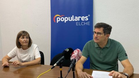 Loli Serna y Javier Garc&iacute;a Mora, concejales del PP de Elche.