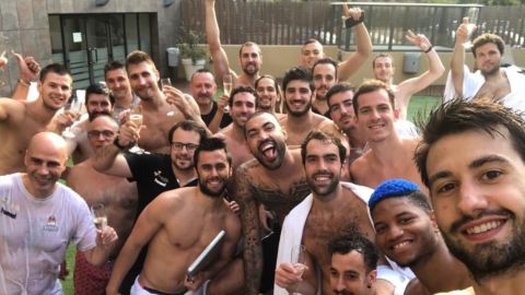Los jugadores del Alba Burgos celebran el triunfo. 