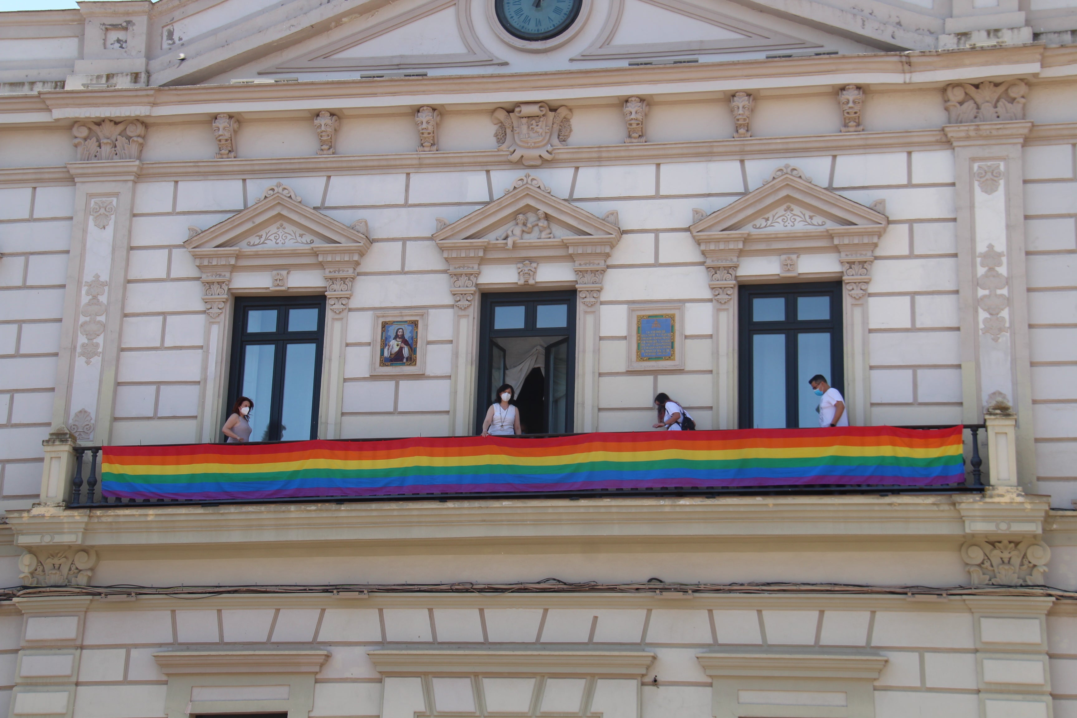 El ayuntamiento de Alcázar se suma a la conmemoración del Orgullo LGTBI con el tradicional estandarte arcoíris en el balcón principal del consistorio El ayuntamiento de Alcázar se suma a la conmemoración del Orgullo LGTBI con el tradicional estandarte arcoíris en el balcón principal del consistorio