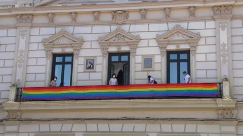 Ayuntamiento de Alcázar de San Juan Desplegando los colores LGTBI