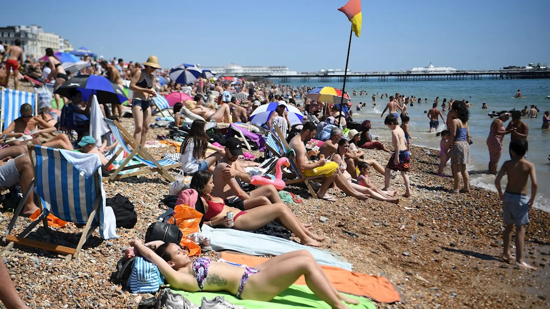 Playas atestadas de gente en Reino Unido