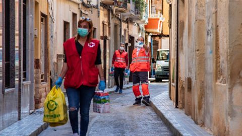 Voluntaria de Cruz Roja repartiendo alimentos b&aacute;sicos