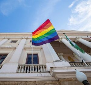 Bandera del Orgullo LGTB en el Ayuntamiento de Cádiz Bandera del Orgullo LGTB en el Ayuntamiento de Cádiz
