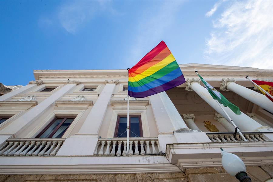 El Ayuntamiento retira hoy la bandera LGTBIQ+ izada en el Ayuntamiento de Cádiz El Ayuntamiento retira hoy la bandera LGTBIQ+ izada en el Ayuntamiento de Cádiz