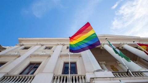 Bandera del Orgullo LGTB en el Ayuntamiento de C&aacute;diz