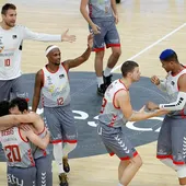 Los jugadores de San Pablo Burgos celebran su victoria. Los jugadores de San Pablo Burgos celebran su victoria.