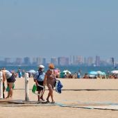 Imagen de personas en la playa en Valencia