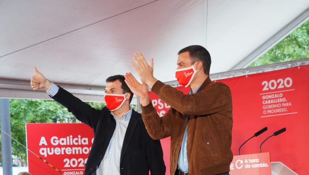 Sánchez, junto a Gonzalo Caballero en un acto de campaña de las elecciones gallegas.