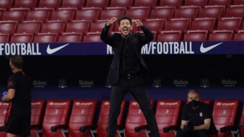 Simeone da instrucciones a sus jugadores desde la banda.