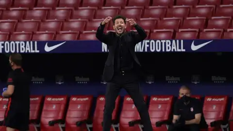 Simeone da instrucciones a sus jugadores desde la banda. Simeone da instrucciones a sus jugadores desde la banda.