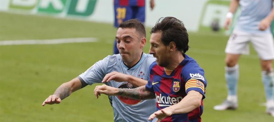 Iago Aspas pelea el balón con Messi. Iago Aspas pelea el balón con Messi.