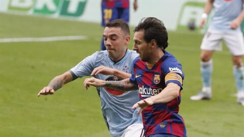 Iago Aspas pelea el bal&oacute;n con Messi.