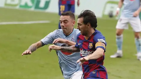 Iago Aspas pelea el balón con Messi. Iago Aspas pelea el balón con Messi.