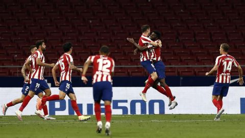 Los futbolistas del Atl&eacute;tico celebran el gol.