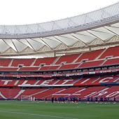 Los jugadores del Atleti se ejercitan en un Wanda Metropolitano vacío.