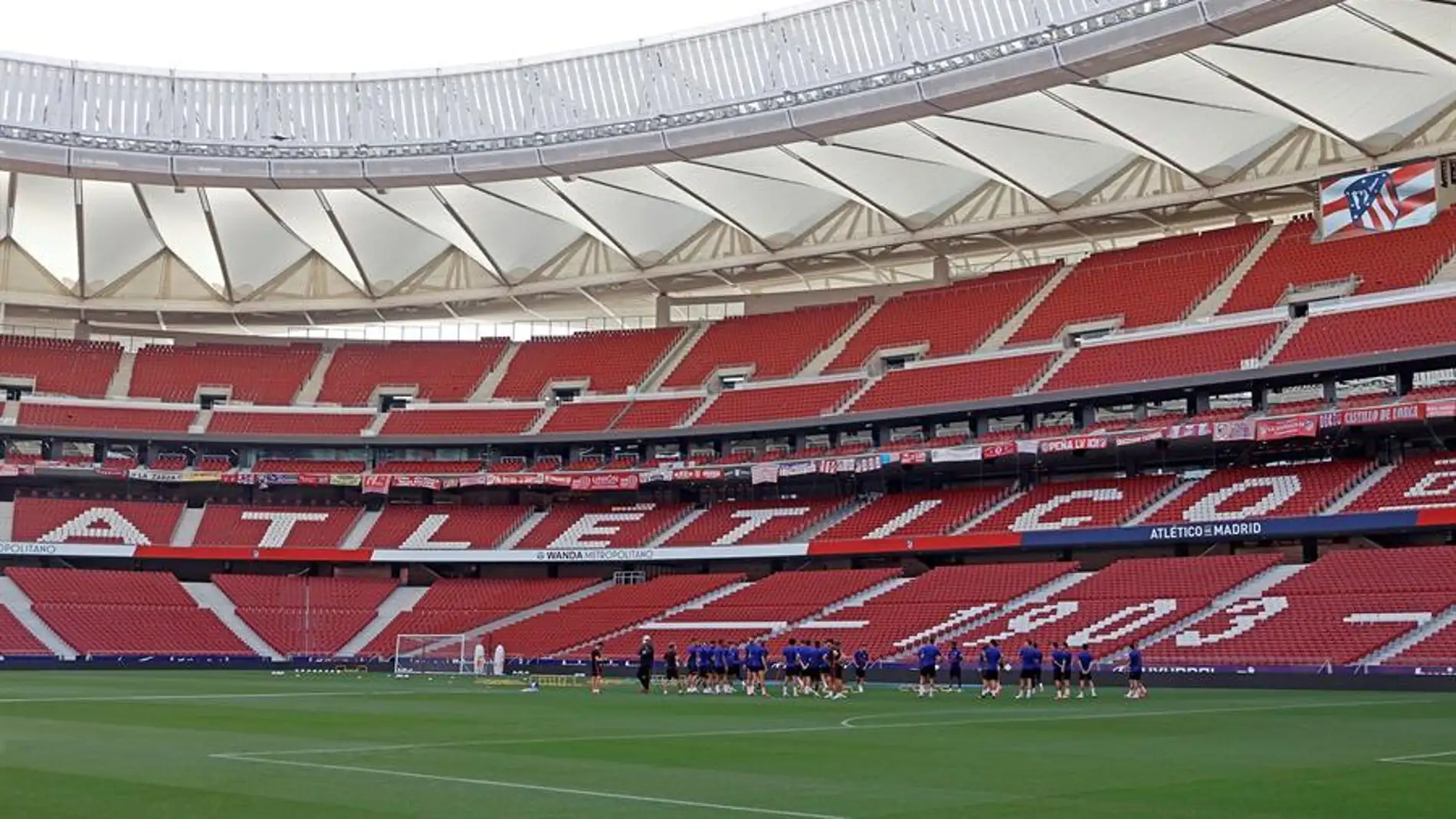 Los jugadores del Atleti se ejercitan en un Wanda Metropolitano vacío.