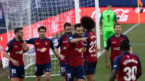 Enric Gallego celebra su gol junto a sus compañeros de Osasuna. Enric Gallego celebra su gol junto a sus compañeros de Osasuna.