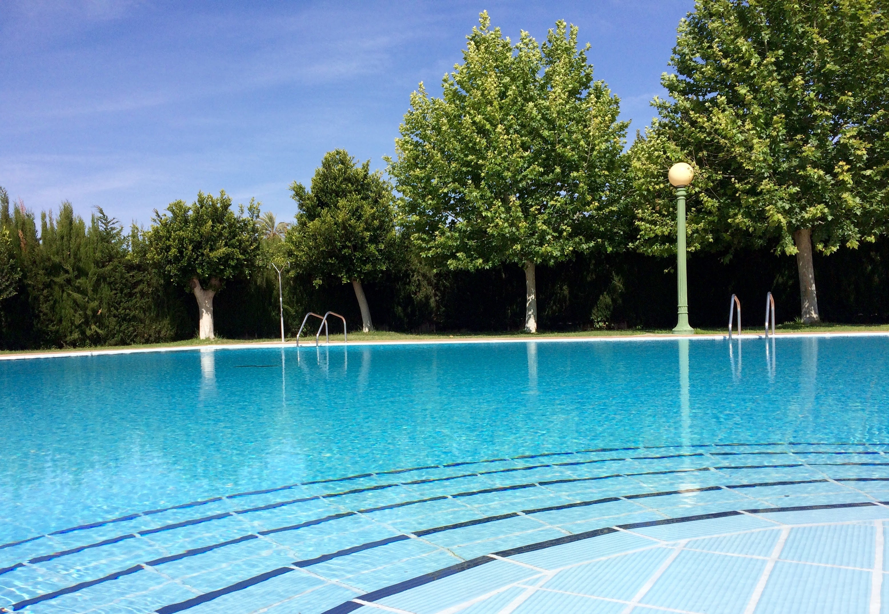 Elche pone mediadores sociales en las piscinas municipales para velar por el cumplimiento de las medidas frente a la covid-19 Elche pone mediadores sociales en las piscinas municipales para velar por el cumplimiento de las medidas frente a la covid-19