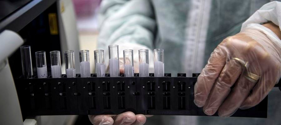 Un médico manipula unas muestras en un laboratorio Un médico manipula unas muestras en un laboratorio