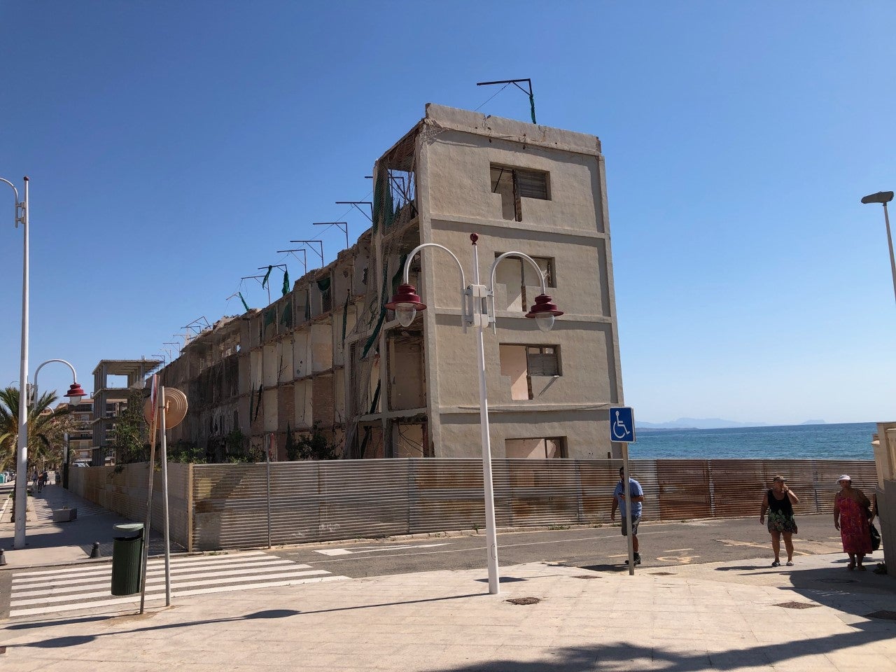 El alcalde de Elche exige a la empresa propietaria del hotel de Arenales del Sol su derribo “inmediato” El alcalde de Elche exige a la empresa propietaria del hotel de Arenales del Sol su derribo “inmediato”