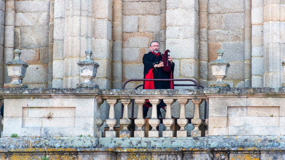 Bieito Romero en la torre de la Catedral interpretando el Himno de Ourense