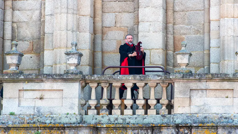 Bieito Romero en la torre de la Catedral interpretando el Himno de Ourense Bieito Romero en la torre de la Catedral interpretando el Himno de Ourense