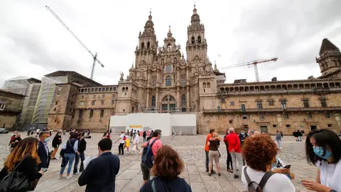 La plaza del Obradoiro con varios visitantes y la Catedral de Santiago al fondo La plaza del Obradoiro con varios visitantes y la Catedral de Santiago al fondo