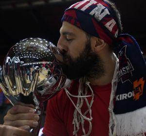 El capitán del Baskonia besa la copa ACB El capitán del Baskonia besa la copa ACB