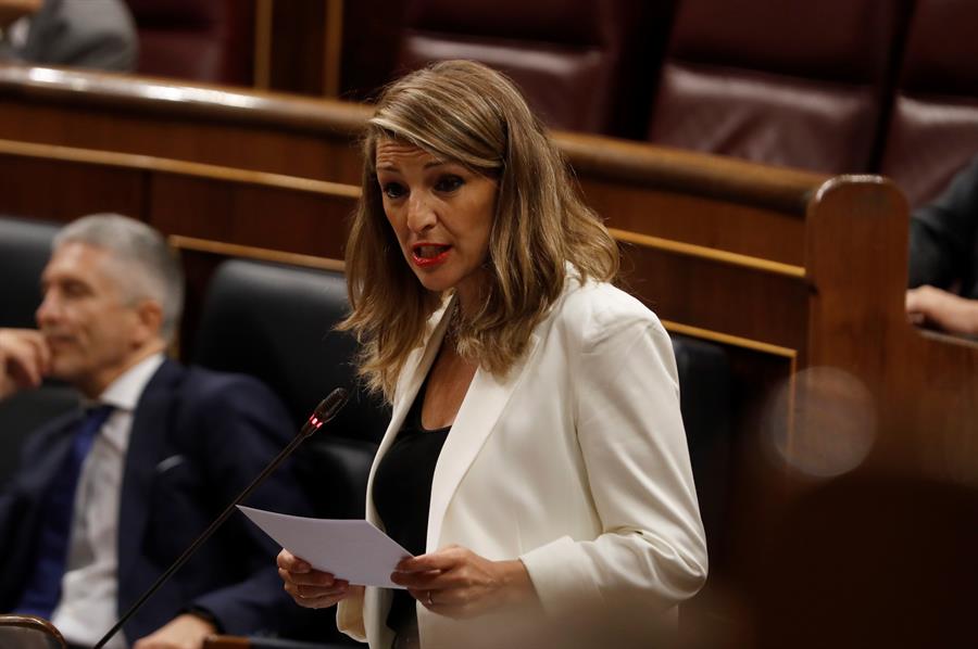 Yolanda Díaz confirma que el Gobierno trabaja en una baja para padres con hijos en cuarentena con PCR negativa Yolanda Díaz confirma que el Gobierno trabaja en una baja para padres con hijos en cuarentena con PCR negativa