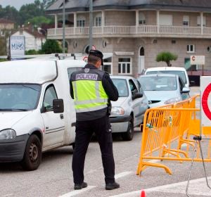 Miembros de la policía vigilan el paso en la frontera con Portugal Miembros de la policía vigilan el paso en la frontera con Portugal