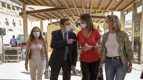 La candidata del PSE-EE, Idoia Mendía, junto al ministro de Agricultura, Luis Planas La candidata del PSE-EE, Idoia Mendía, junto al ministro de Agricultura, Luis Planas