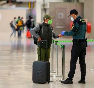 Un pasajero con mascarilla a su llegada al Aeropuerto de Barajas Un pasajero con mascarilla a su llegada al Aeropuerto de Barajas
