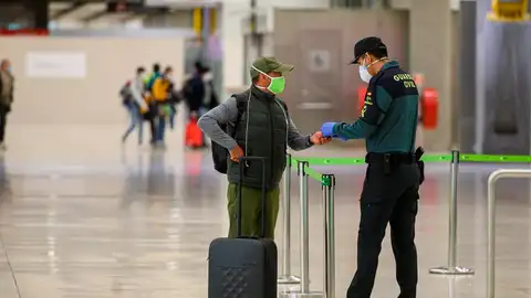 Un pasajero con mascarilla a su llegada al Aeropuerto de Barajas Un pasajero con mascarilla a su llegada al Aeropuerto de Barajas