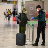 Un pasajero con mascarilla a su llegada al Aeropuerto de Barajas