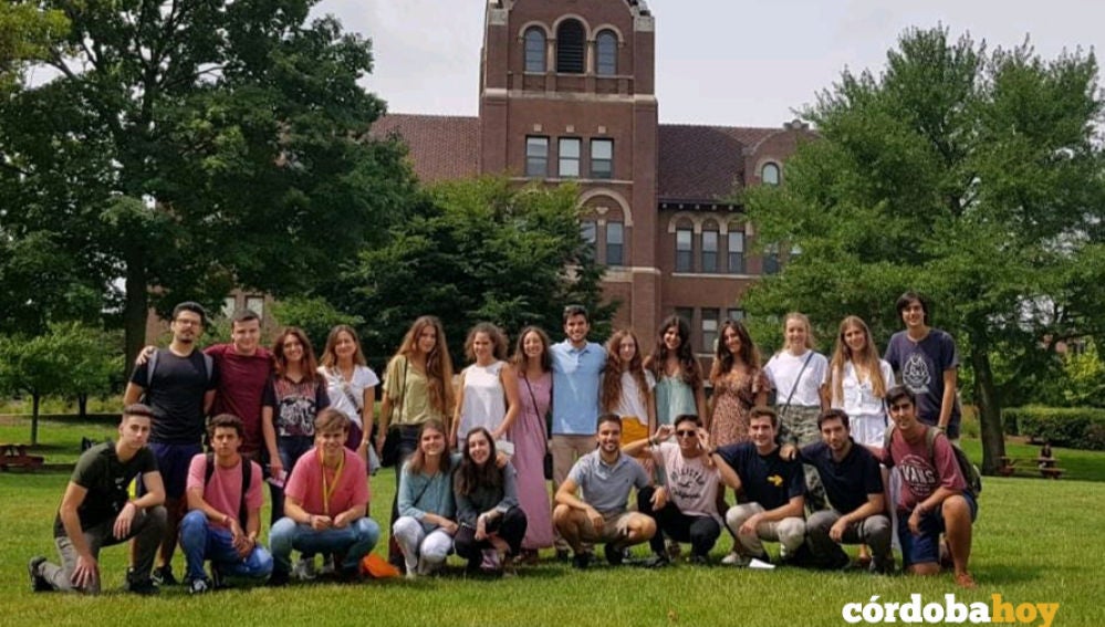 Foto de familia de los estudiantes de la Universidad Loyola distinguidos en EEUU