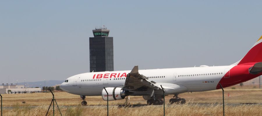 Iberia aparca aviones en el aeropuerto de Ciudad Real para ahorrar ...