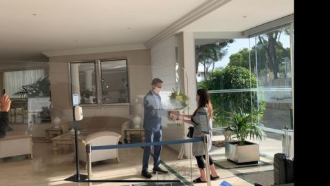 El director del Hotel Bah&iacute;a pr&iacute;ncipe Coral Playa, en Magaluf, recibiendo a los primeros turistas.