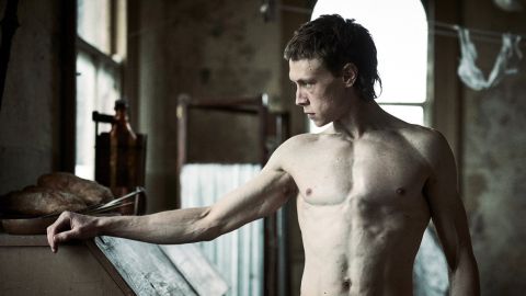 El actor George MacKay, en una imagen promocional de 'La verdadera historia de la banda de Kelly'