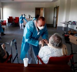 Un sanitario atiende a los ancianos alojados en una residencia Un sanitario atiende a los ancianos alojados en una residencia