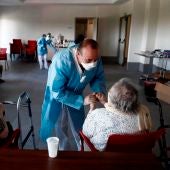 Un sanitario atiende a los ancianos alojados en una residencia