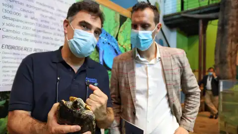 Morte y Rodrigo con uno de los ejemplares. Morte y Rodrigo con uno de los ejemplares.