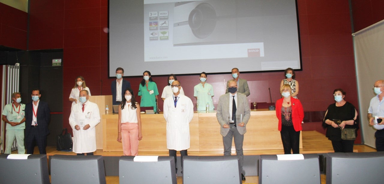 El Hospital del Vinalopó de Elche distingue a los sanitarios por su trabajo durante la pandemia del coronavirus y valora el esfuerzo de los enfermos en su lucha contra el virus El Hospital del Vinalopó de Elche distingue a los sanitarios por su trabajo durante la pandemia del coronavirus y valora el esfuerzo de los enfermos en su lucha contra el virus