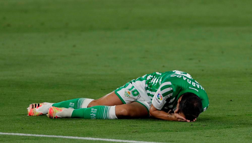 Guardado se duele en el césped durante el Betis-Villarreal.