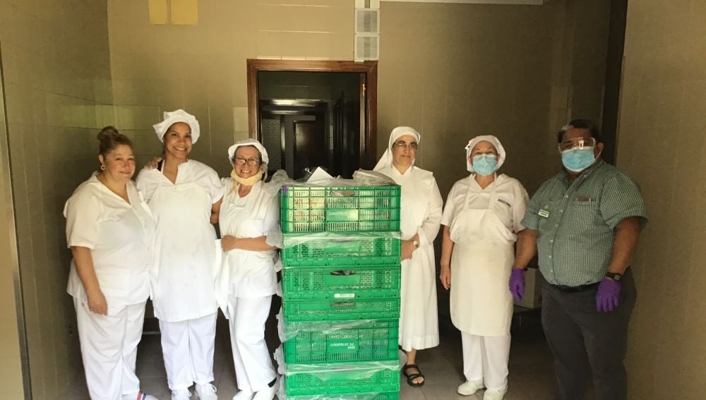 Inicio de la colaboración diaria de alimentos que Mercadona ha iniciado con las Hermanitas de los Pobres de Palma. 