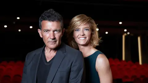 Antonio Banderas y María Casado posan en el Teatro del Soho Caixabank de Málaga Antonio Banderas y María Casado posan en el Teatro del Soho Caixabank de Málaga