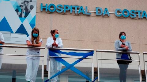 Miembros del personal del Hospital da Costa, en Burela, Lugo.