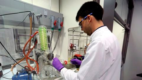 T&eacute;cnicos de laboratorio trabajan en la empresa PharmaMar