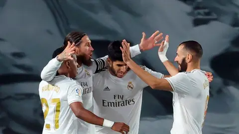 Los futbolistas del Real Madrid celebran un gol Los futbolistas del Real Madrid celebran un gol