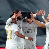 Los futbolistas del Real Madrid celebran un gol